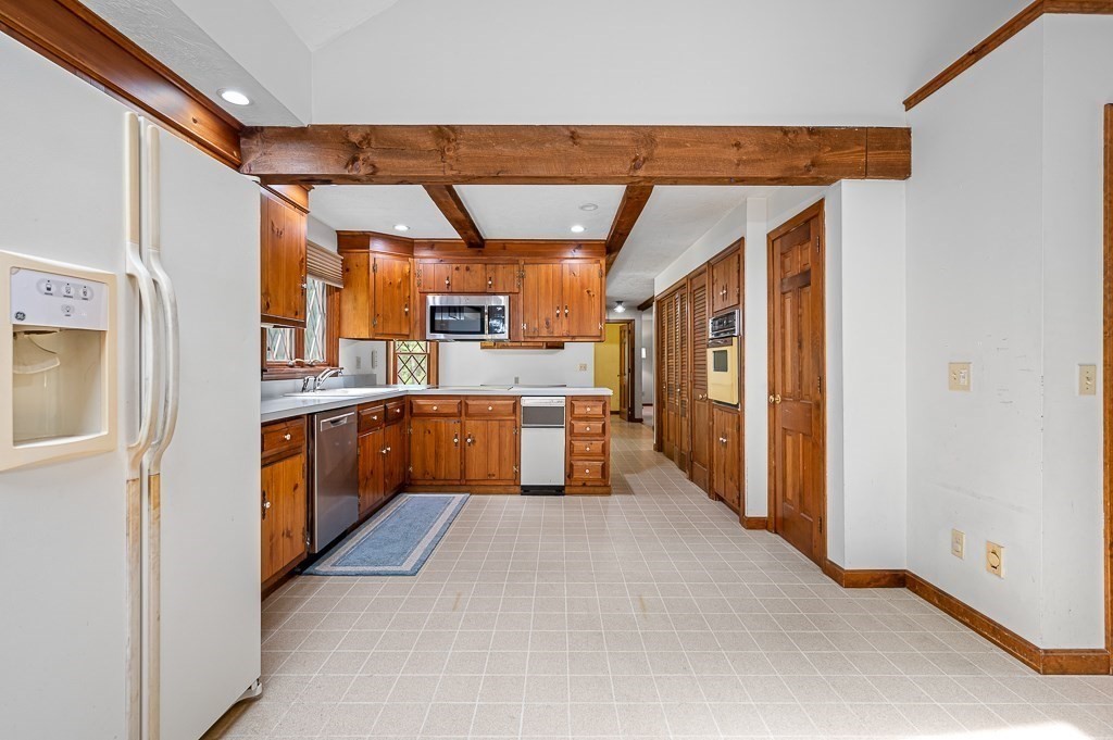 125 Rice Avenue Northborough, MA 01532 - Photo 8 of 40