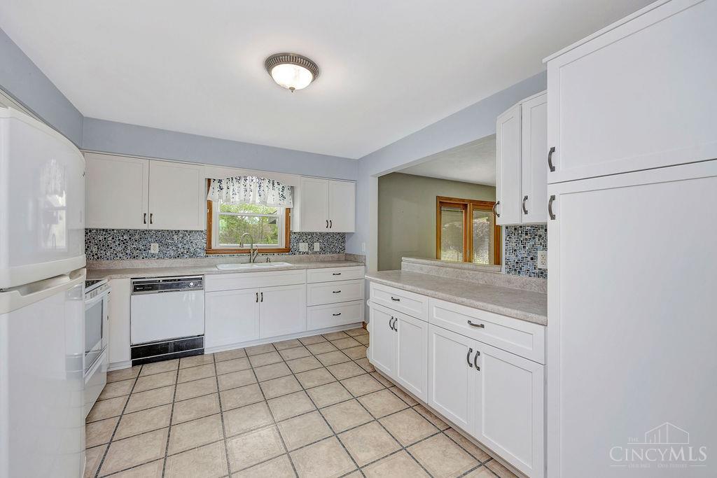 712 West Taylor School Road Hamilton, OH 45013 - Photo 8 of 47