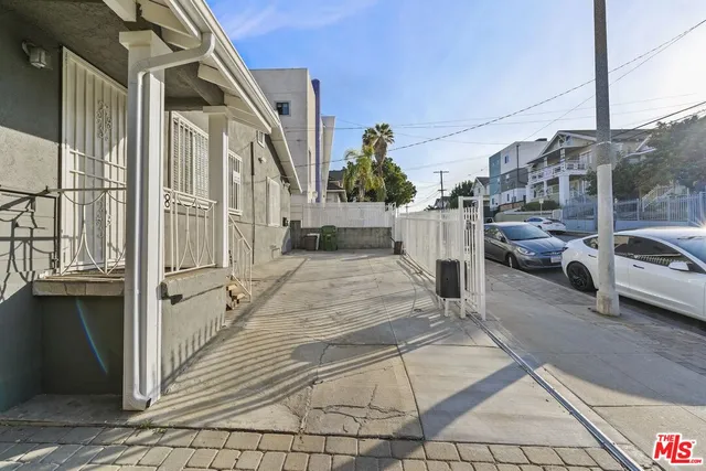 $3,000 | 1128 Irolo Street, Los Angeles, CA 90006