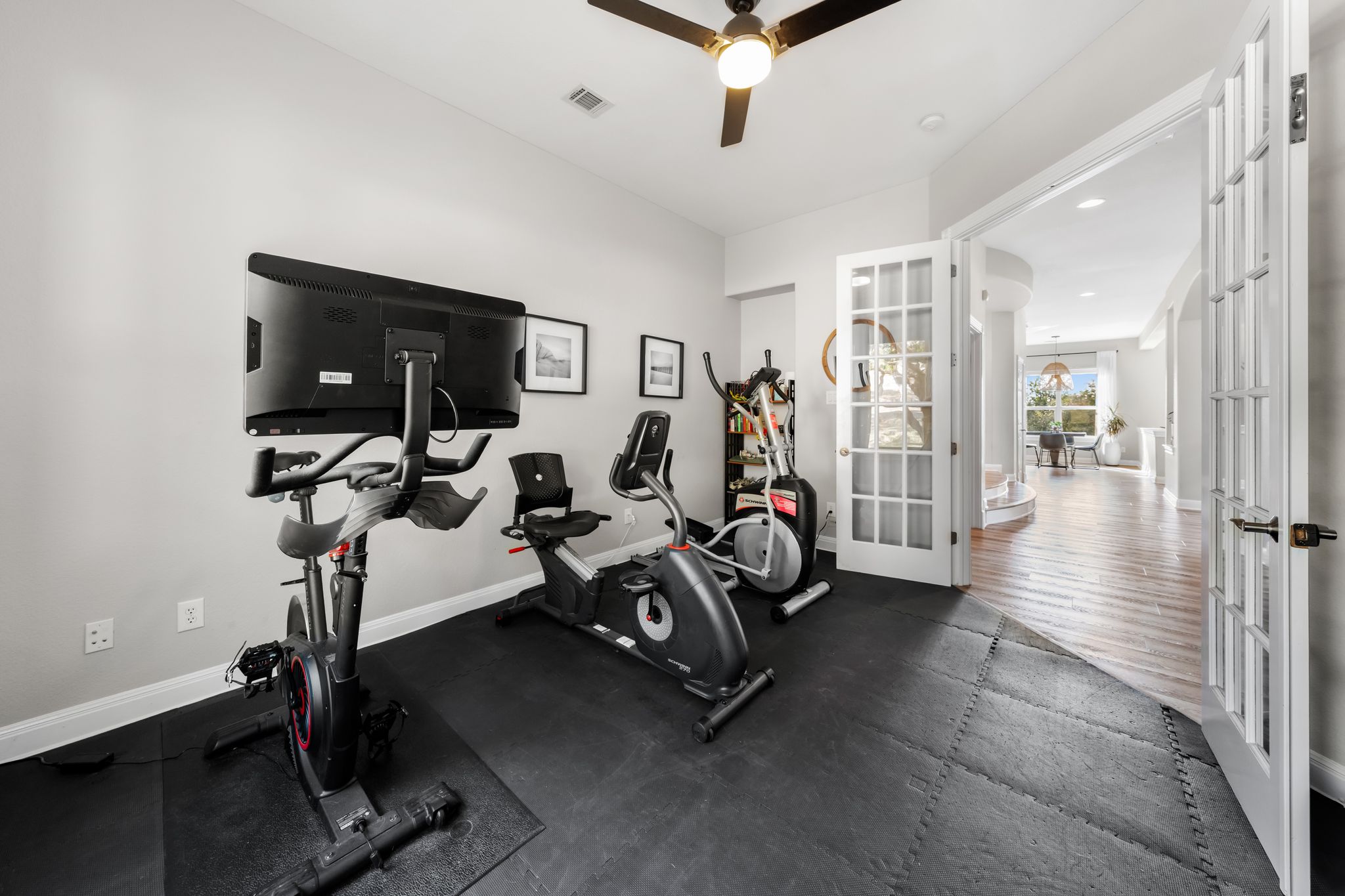 13612 Flat Top Ranch Road Austin, TX 78732 - Photo 27 of 40 a view of a livingroom with gym equipment