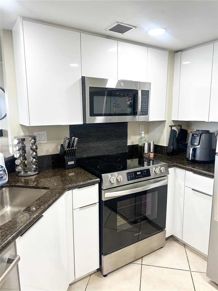 2351 Douglas Road, Unit 702 Miami, FL 33145 - Photo 10 of 22 Gallery Image 10
