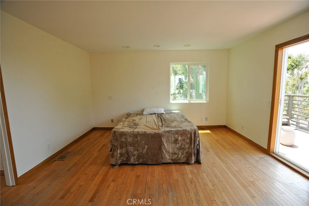 1707 Hygeia Avenue Encinitas, CA 92024 - Photo 34 of 41 a room with a bed and a window