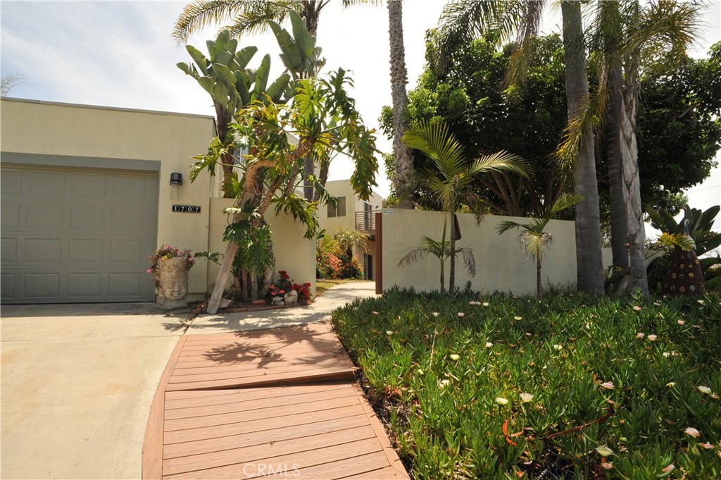 1707 Hygeia Avenue Encinitas, CA 92024 - Photo 4 of 41 a view of a backyard