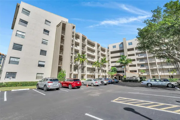 $194,900 | 3920 Inverrary Boulevard, Unit 104C, Lauderhill, FL 33319