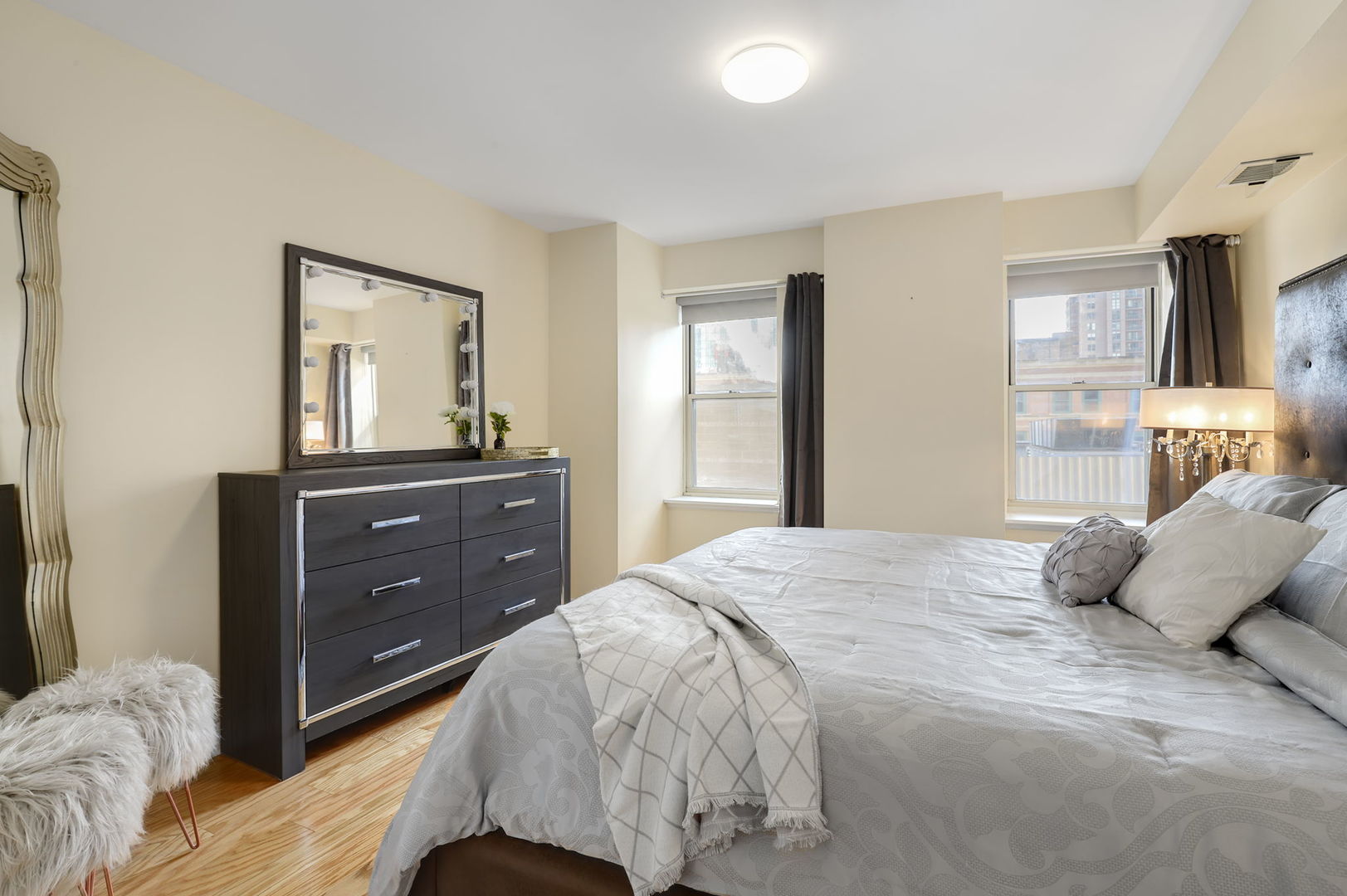 40 East 9th Street, Unit 716 Chicago, IL 60605 - Photo 14 of 37 a bedroom with a bed and a dresser