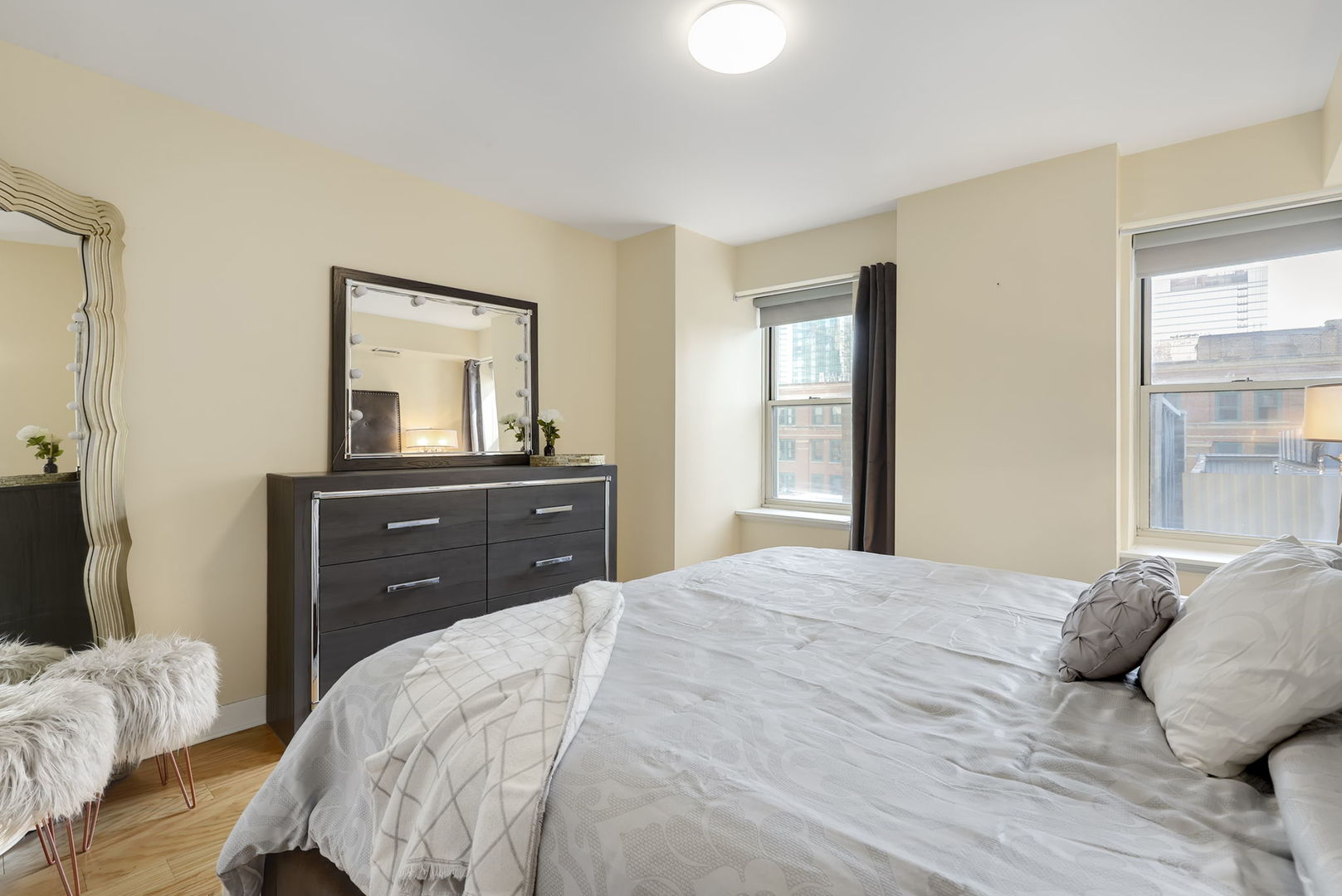 40 East 9th Street, Unit 716 Chicago, IL 60605 - Photo 16 of 37 a bedroom with a bed and a dresser
