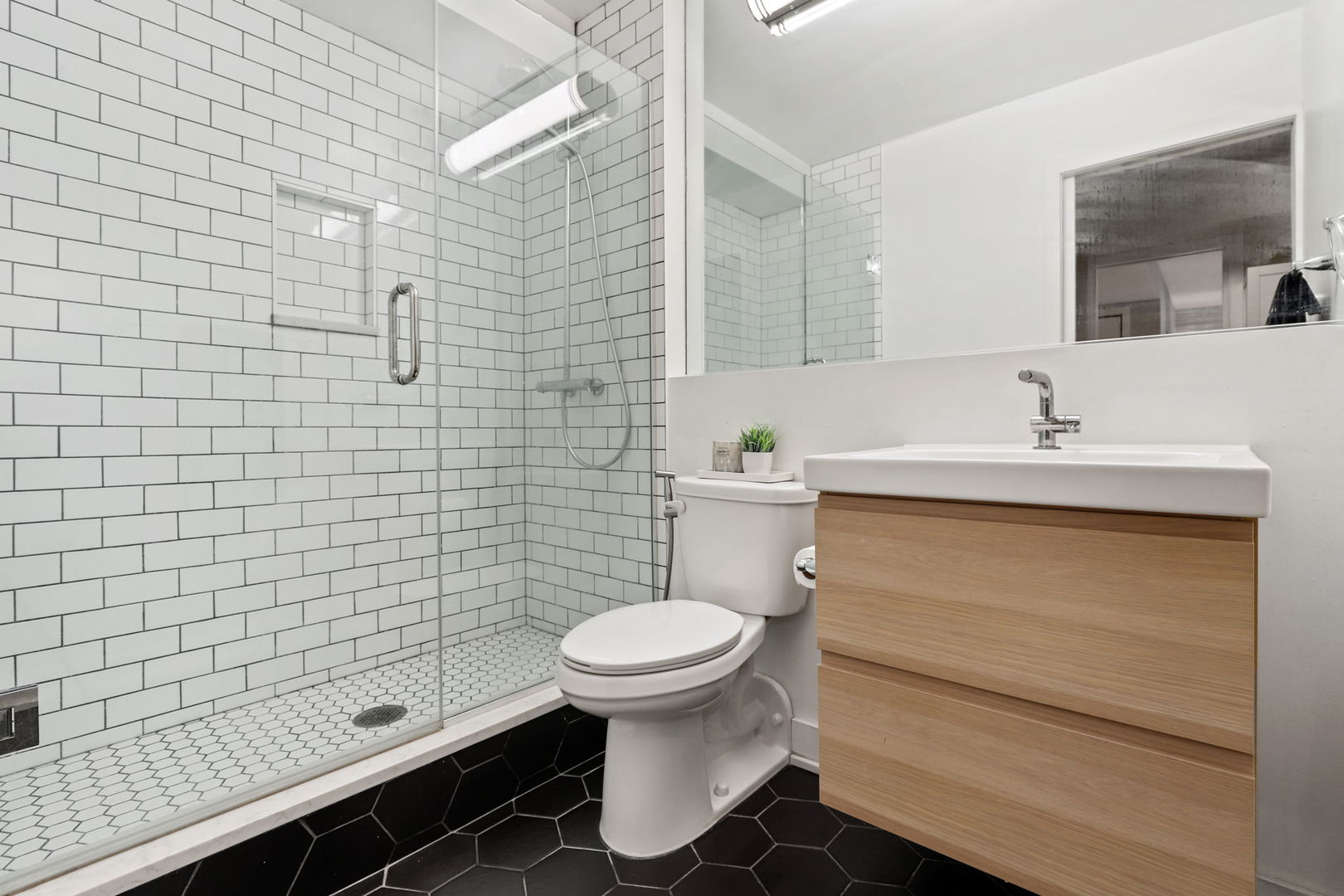 40 East 9th Street, Unit 716 Chicago, IL 60605 - Photo 18 of 37 a bathroom with a sink a toilet and mirror