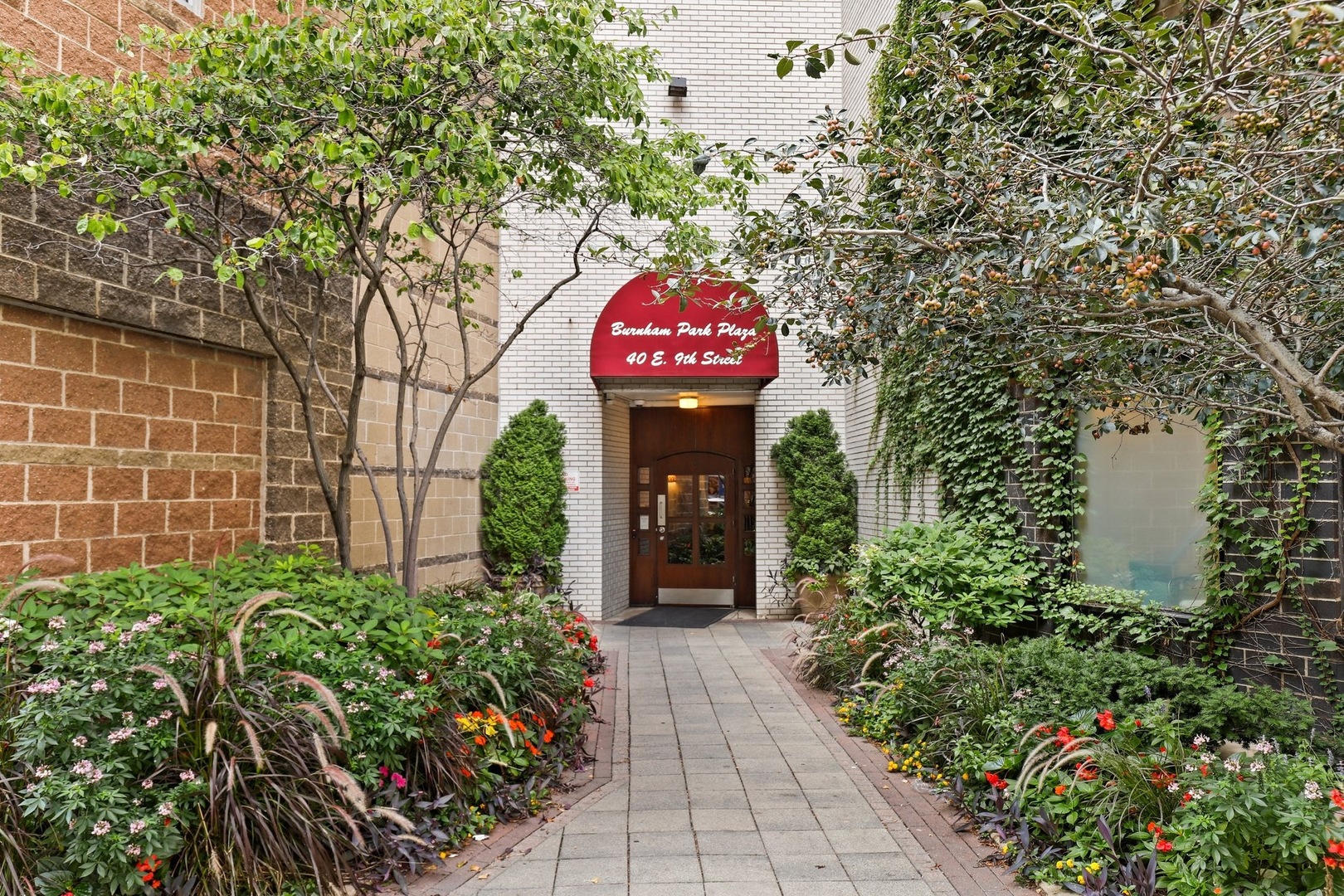 40 East 9th Street, Unit 716 Chicago, IL 60605 - Photo 2 of 37 a front view of a building with garden