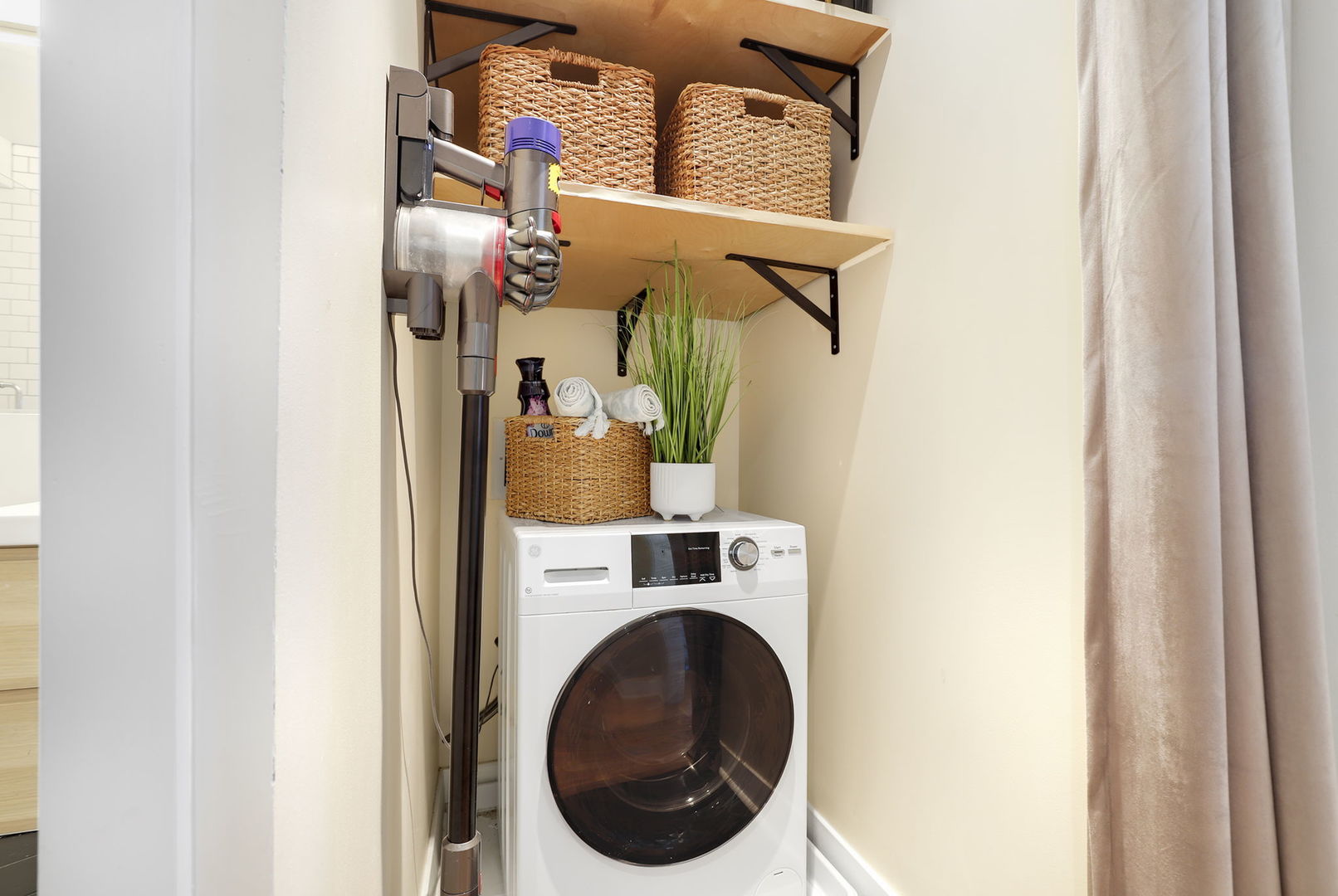 40 East 9th Street, Unit 716 Chicago, IL 60605 - Photo 27 of 37 a utility room with dryer and washer
