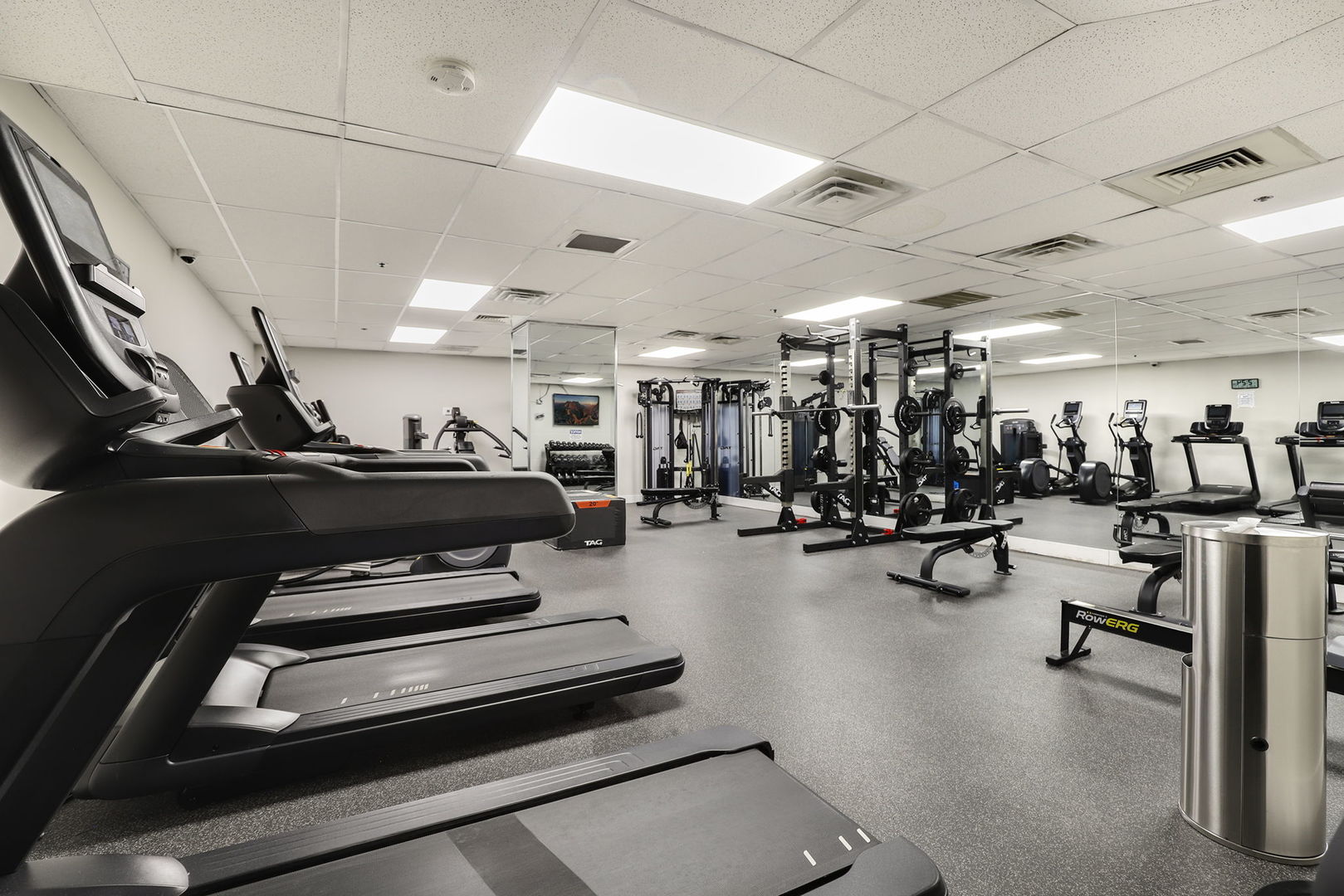 40 East 9th Street, Unit 716 Chicago, IL 60605 - Photo 31 of 37 a gym room with gym equipment