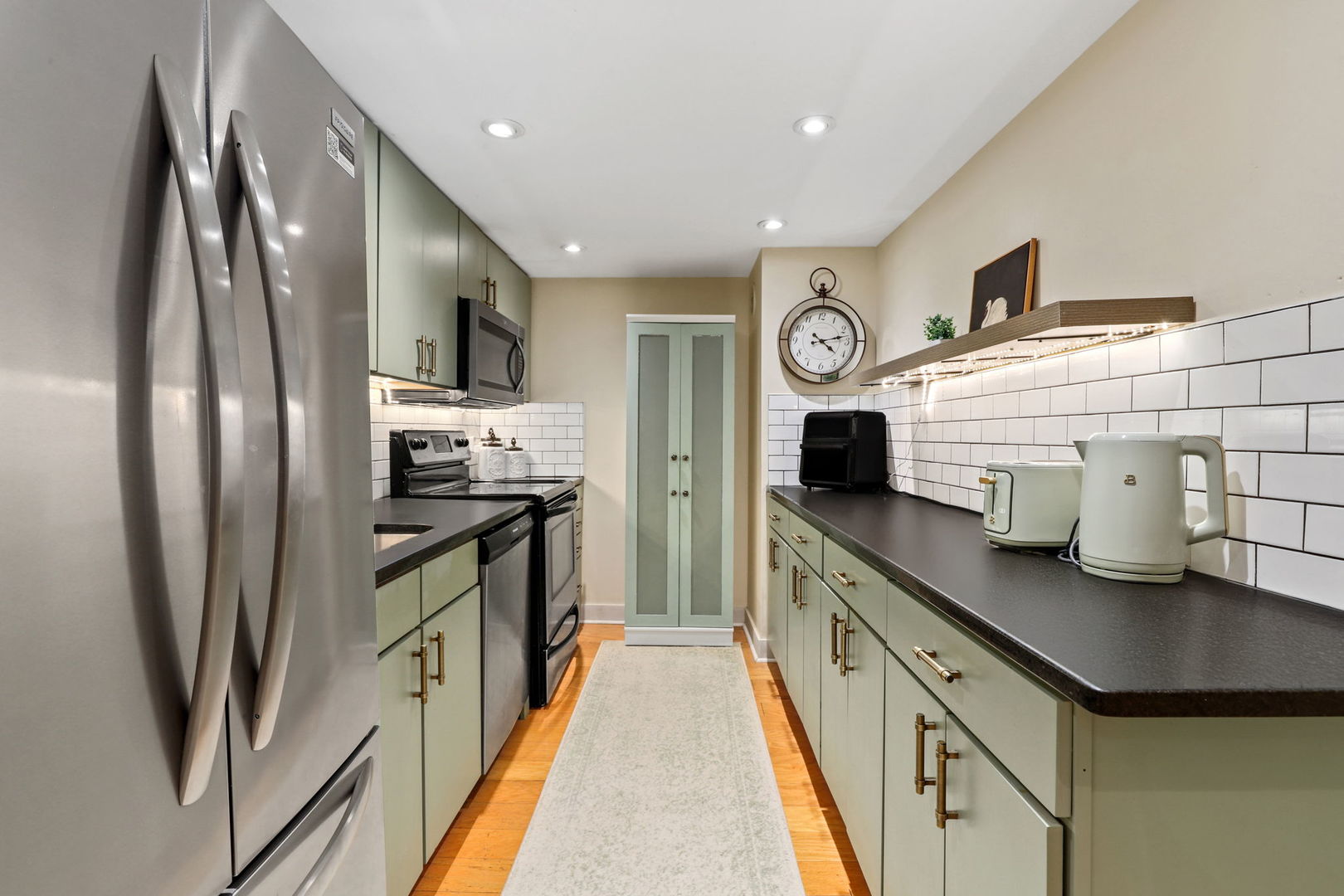 40 East 9th Street, Unit 716 Chicago, IL 60605 - Photo 9 of 37 a kitchen with stainless steel appliances granite countertop a refrigerator a stove and a sink