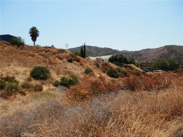 a view of a dry field