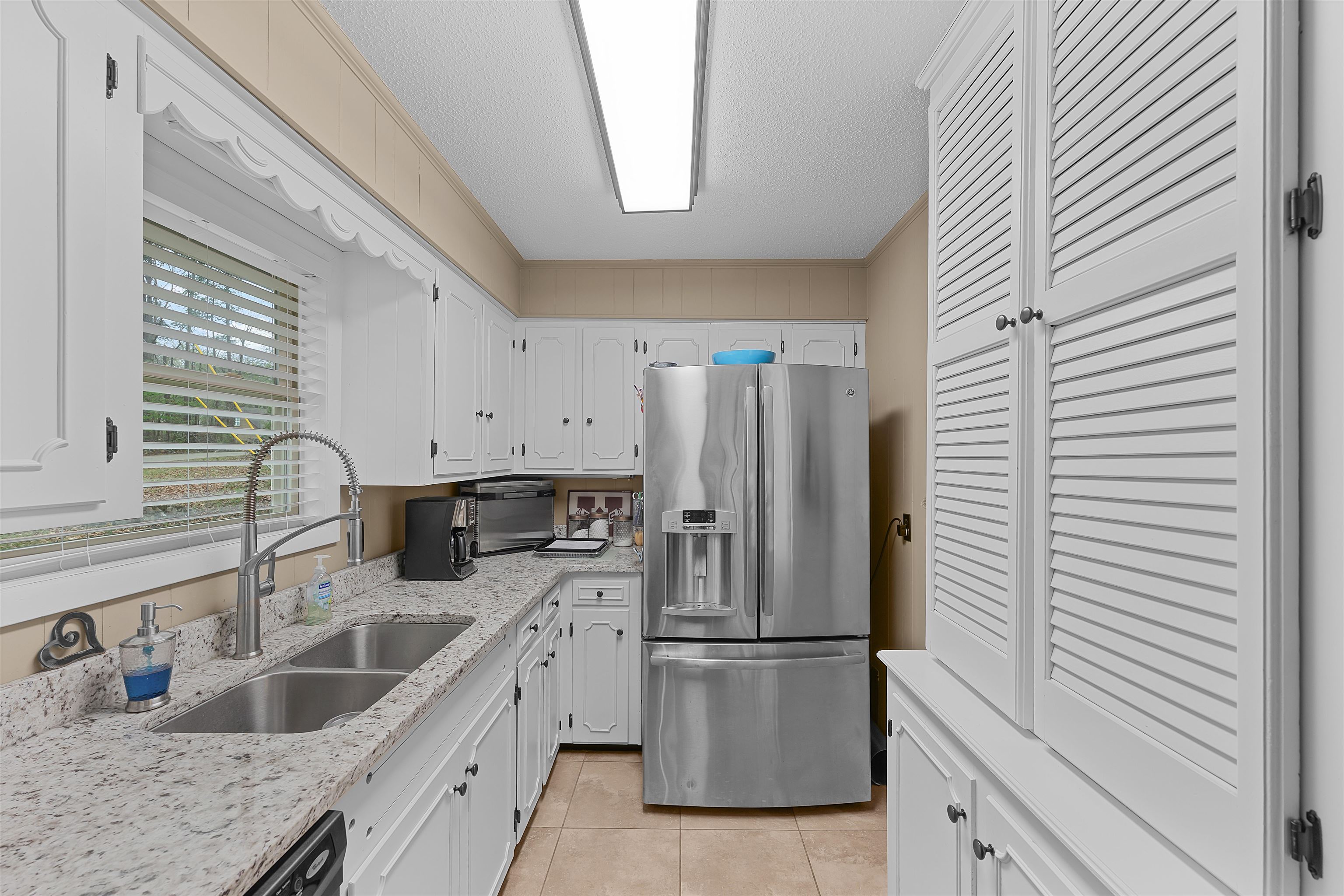 5 Cr 329 Road Iuka, MS 38852 - Photo 9 of 39 a kitchen with a sink a refrigerator and cabinets
