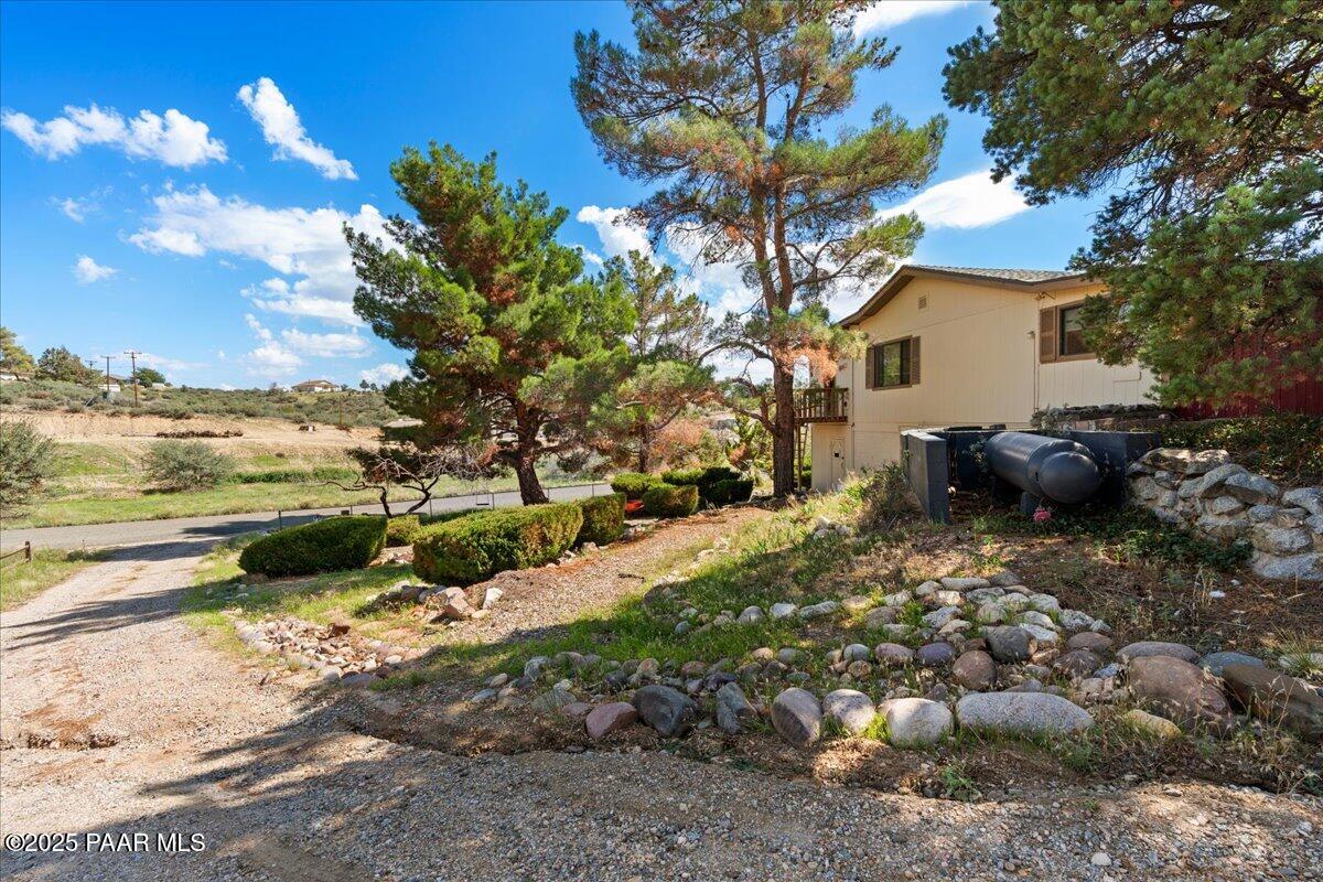 18246 Henry Coe Road Peeples Valley, AZ 86332 - Photo 15 of 20 18-Driveway View