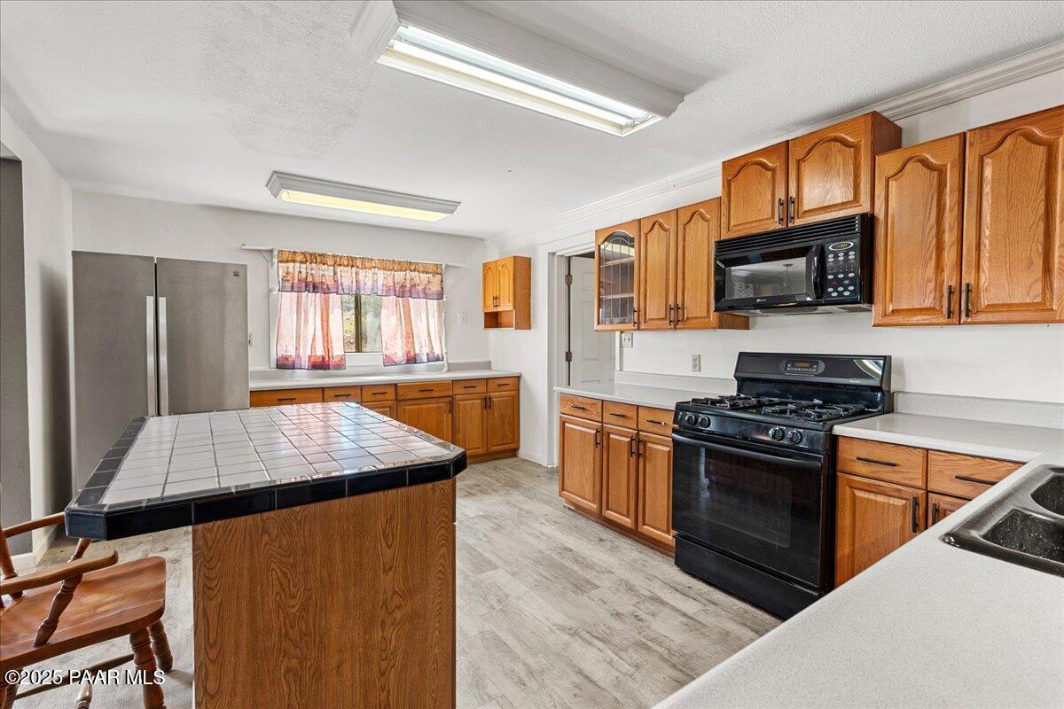 18246 Henry Coe Road Peeples Valley, AZ 86332 - Photo 5 of 20 09-Kitchen