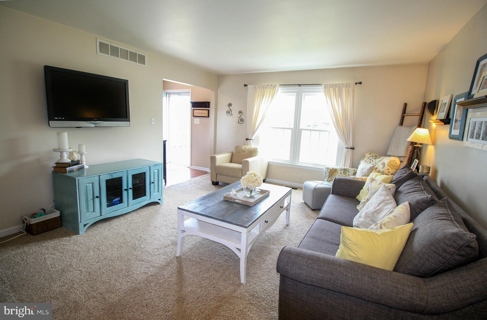 8102 Timberbrooke Road Baltimore, MD 21237 - Photo 12 of 30 Living Room