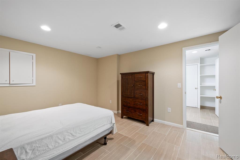 5700 Ridgewood Road West Bloomfield, MI 48322 - Photo 27 of 37