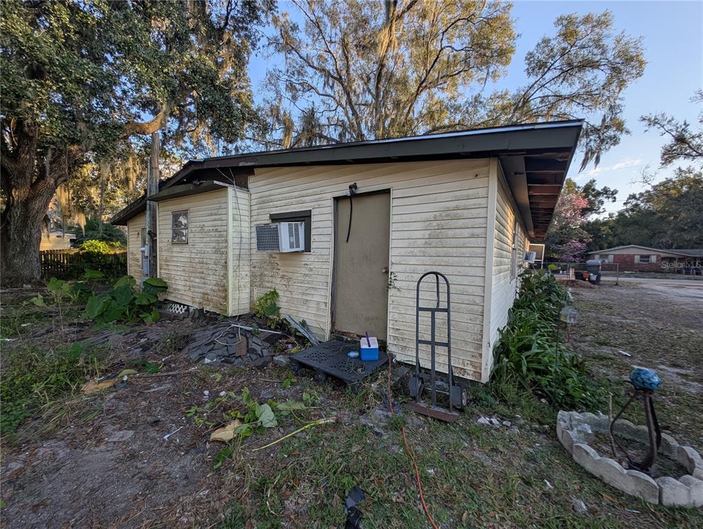 2516 Hebb Road Auburndale, FL 33823 - Photo 42 of 55 a backyard of a house with lots of green space