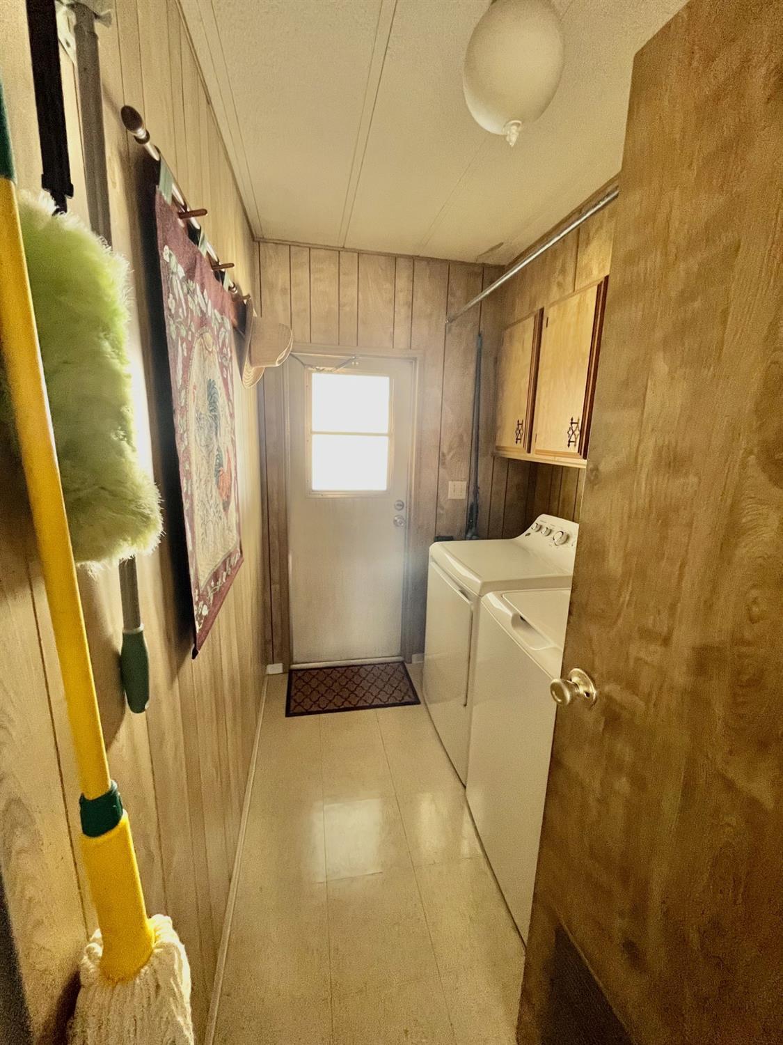 33188 George Smith Road Squaw Valley, CA 93675 - Photo 16 of 43 a view of walk in closet