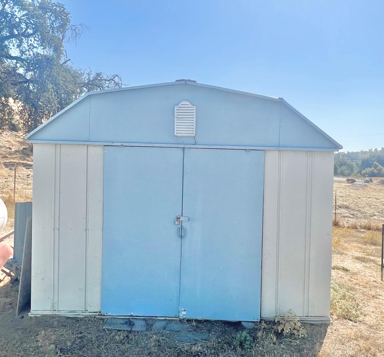 33188 George Smith Road Squaw Valley, CA 93675 - Photo 35 of 43 a backyard of a house
