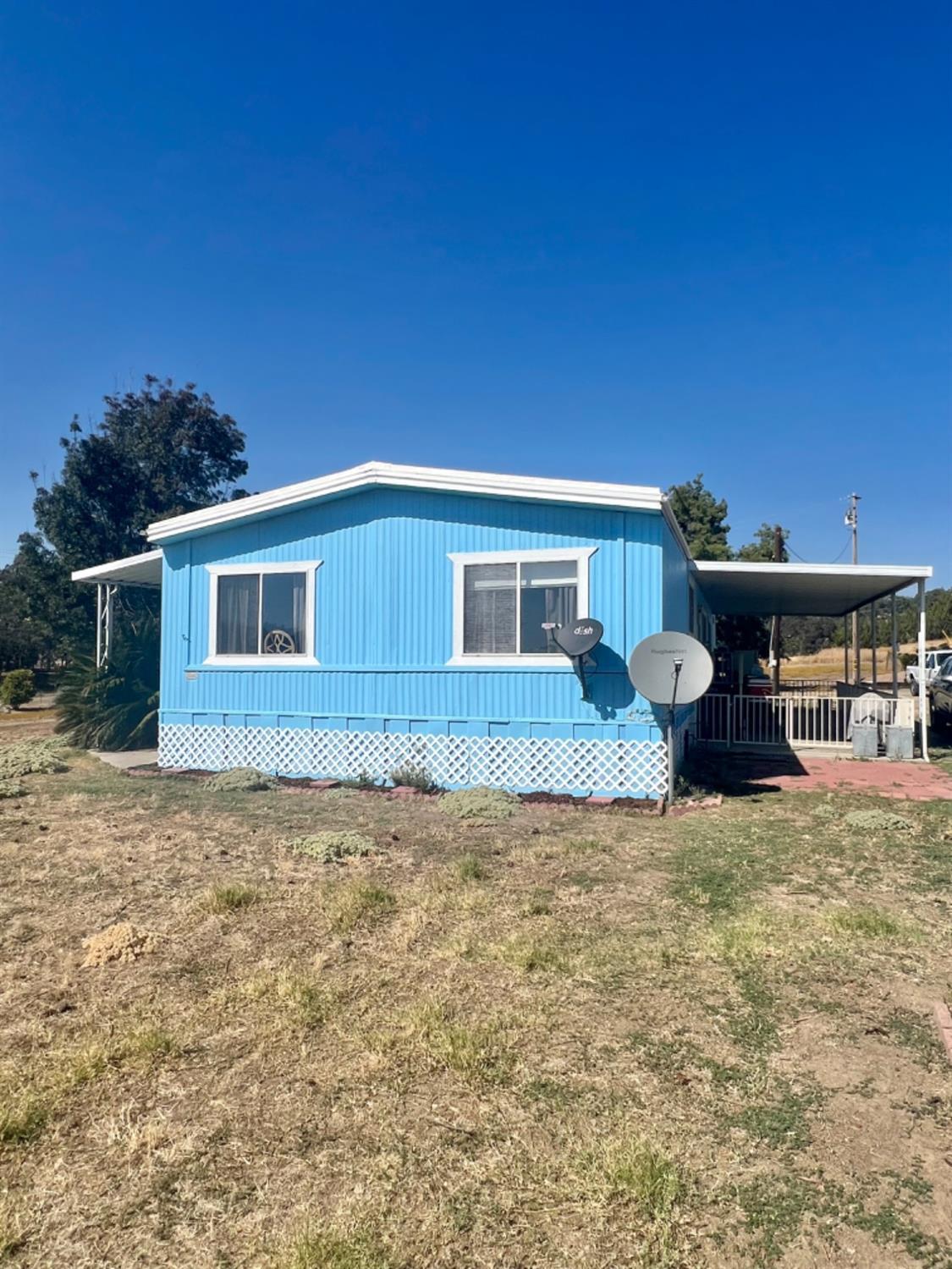 33188 George Smith Road Squaw Valley, CA 93675 - Photo 37 of 43 a backyard of a house with table and chairs