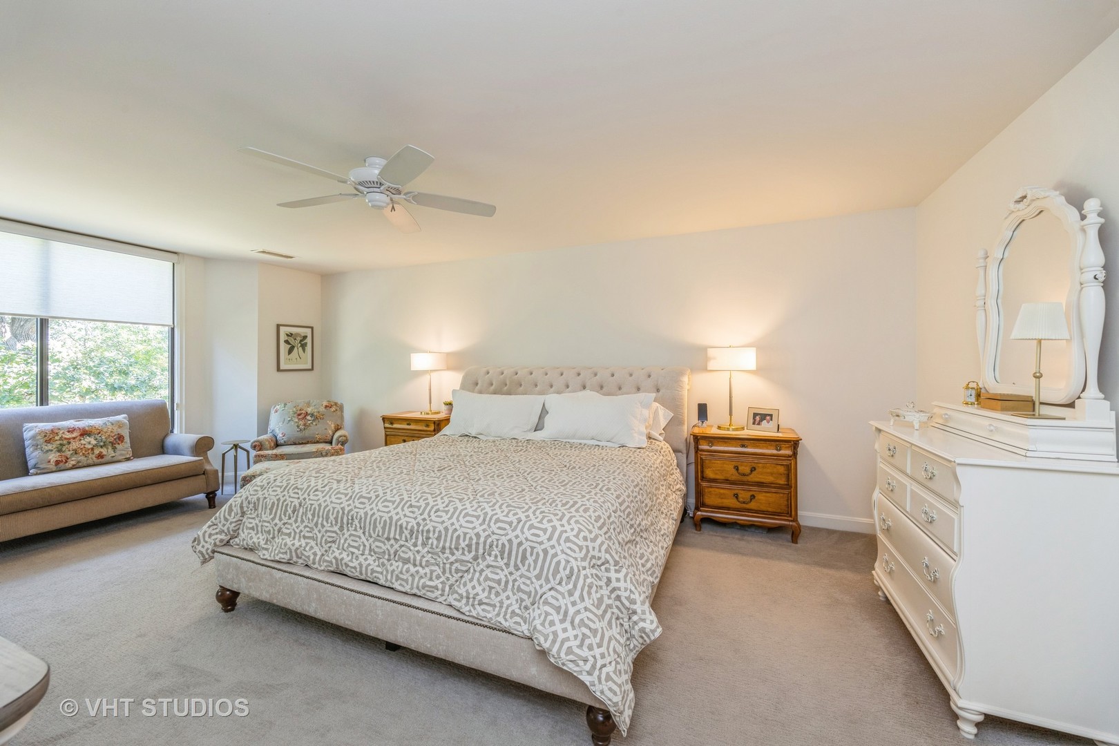 1409 Burr Oak Road, Unit 315A Hinsdale, IL 60521 - Photo 15 of 22 a bedroom with a bed and a couch