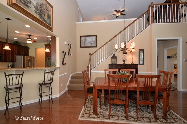 1008 Riviera Drive Elgin, IL 60124 - Photo 2 of 21