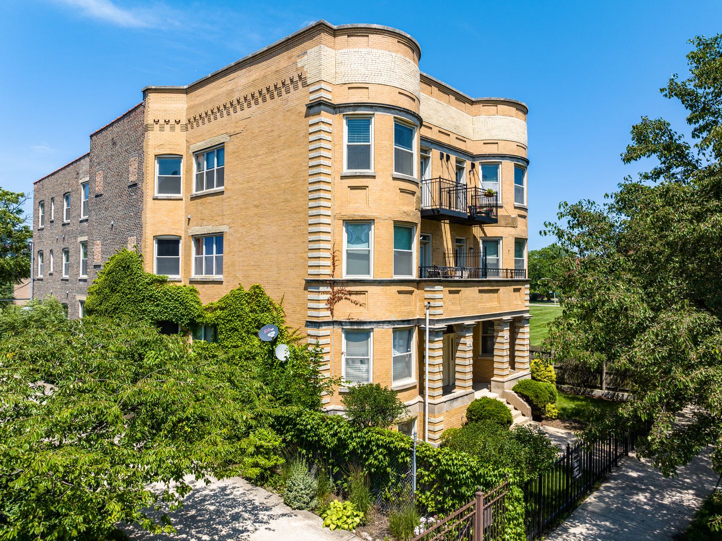 510 East Oakwood Boulevard, Unit 3 Chicago, IL 60653 - Photo 1 of 39 a front view of a house with a garden