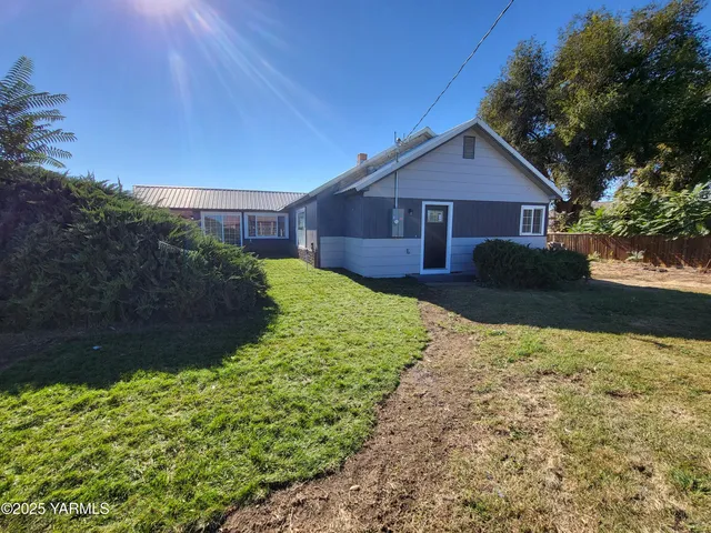 $450,000 | 300 Fort Road, Toppenish, WA 98948