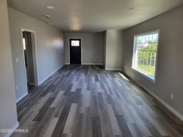 $450,000 | 300 Fort Road, Toppenish, WA 98948