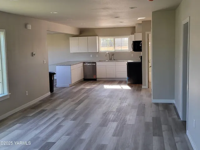 $450,000 | 300 Fort Road, Toppenish, WA 98948