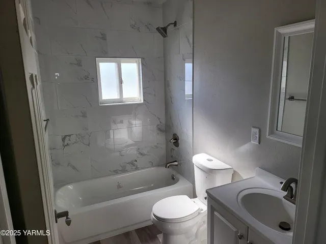 $450,000 | 300 Fort Road, Toppenish, WA 98948