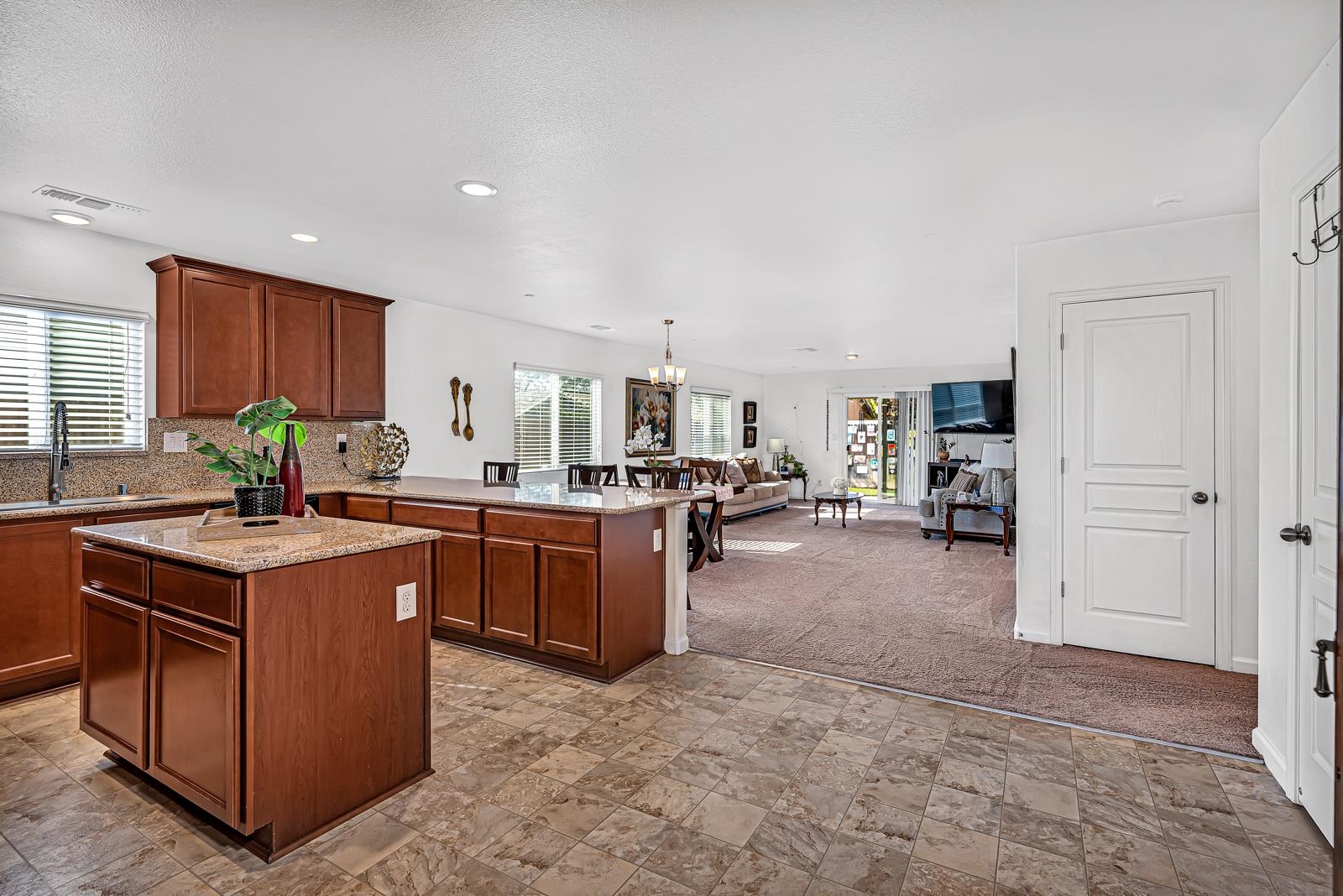 336 Solano Street Madera, CA 93638 - Photo 8 of 41