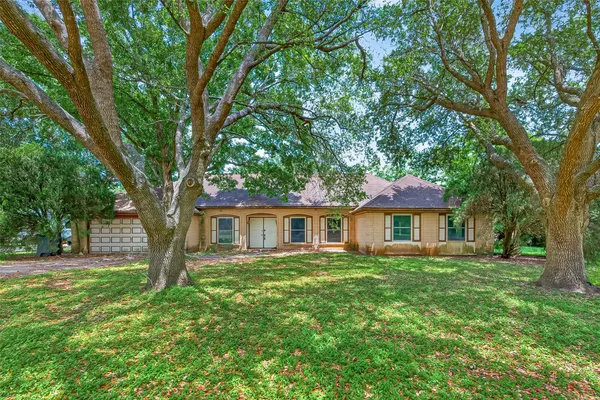 $250,000 | 1 Shantilly Lane, Bay City, TX 77414