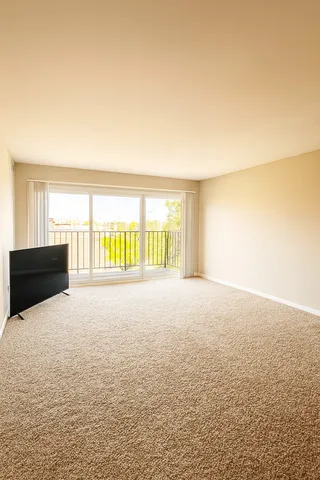 $1,907 | 1100 North Plum Grove Road, Unit 313, Schaumburg, IL 60173