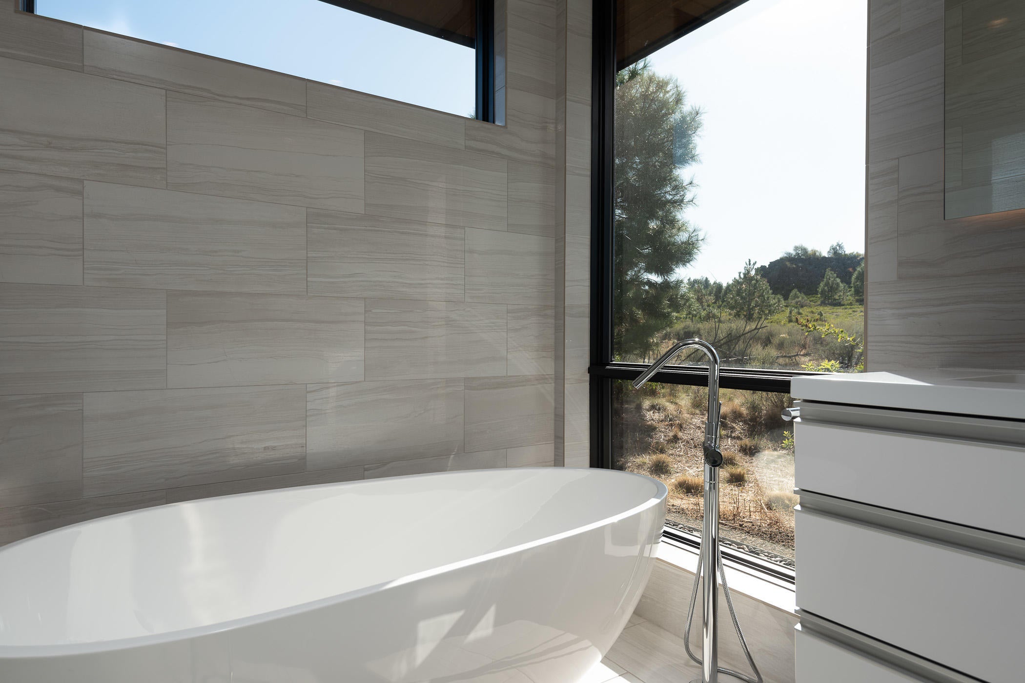 61381 Southwest Bonneville Loop Bend, OR 97702 - Photo 41 of 56 41Bath tub to viewsBonneville_Natalie-61