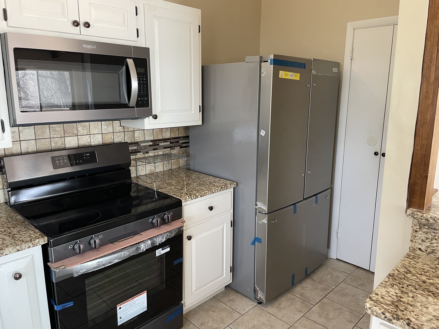 3512 Riverview Lake Road Metropolis, IL 62960 - Photo 15 of 20 a kitchen with stainless steel appliances a stove microwave and refrigerator