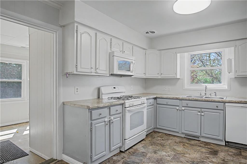 219 Rockspring Road High Point, NC 27262 - Photo 12 of 29