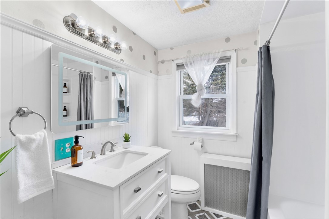 346 Chestnut Street Warwick, RI 02888 - Photo 21 of 39 2nd-floor bathroom