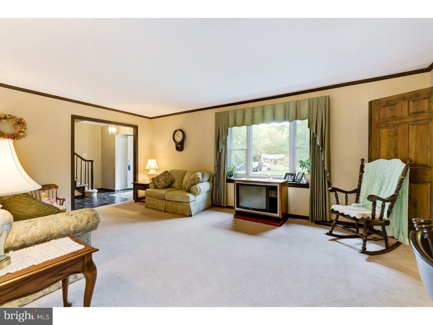 312 Ridge Road Southampton, NJ 08088 - Photo 4 of 25 Living Room