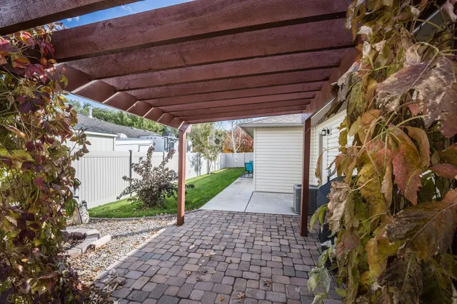 a view of a backyard