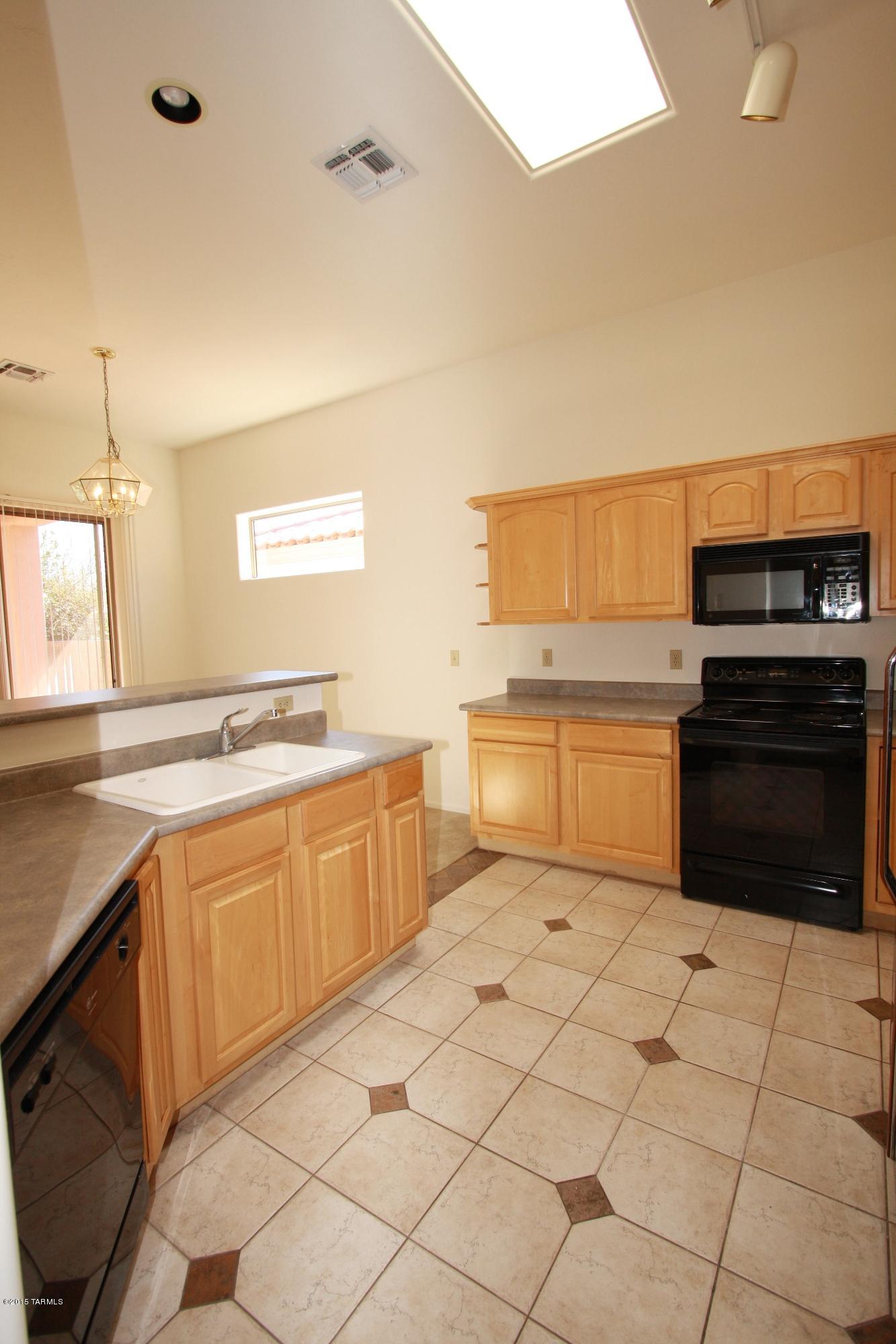 5206 North Canyon Rise Place Tucson, AZ 85749 - Photo 11 of 23 Kitchen has all appliances