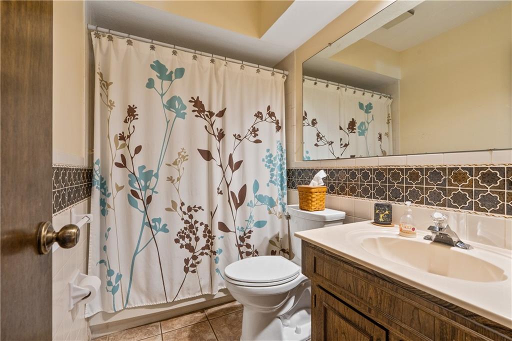 11524 Rosehill Road Overland Park, KS 66210 - Photo 20 of 32