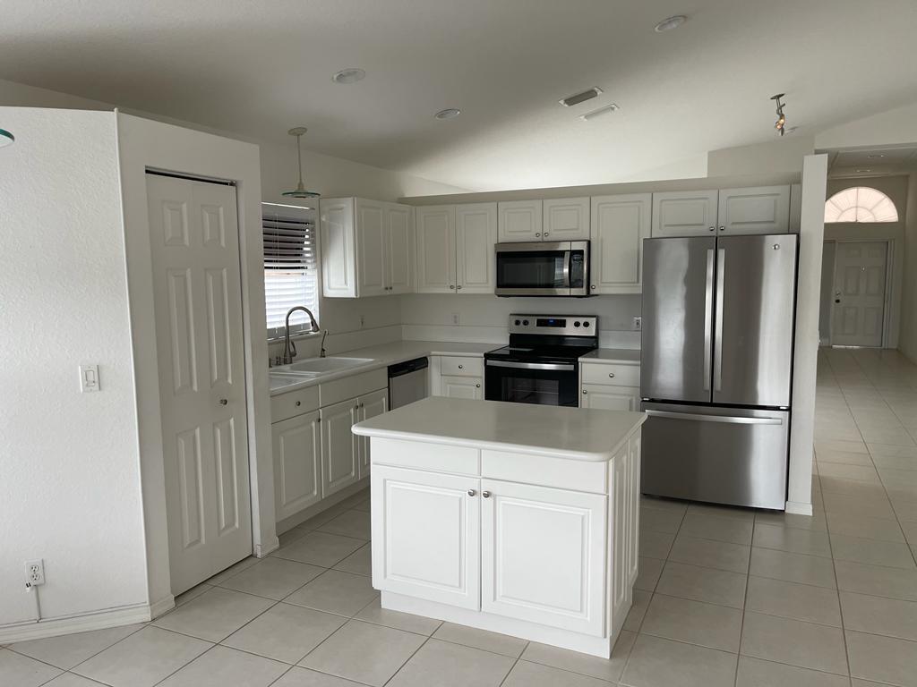 4178 Bluff Harbor Way Wellington, FL 33449 - Photo 20 of 35 CF4C6A17-321C-4BBE-933E-87C6C7219F4F