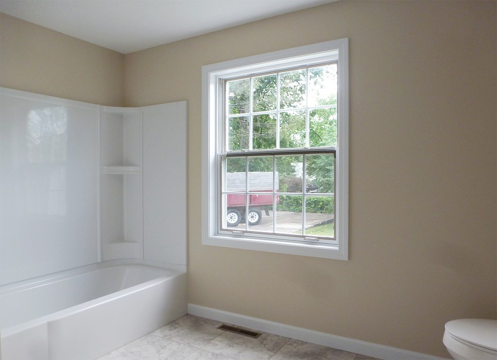 184 Ellsworth Avenue Springfield, MA 01118 - Photo 12 of 25 a bathroom with a bathtub and window