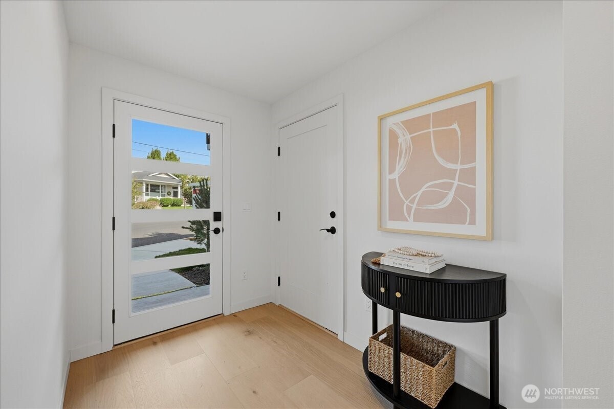 306 Daley Street Edmonds, WA 98020 - Photo 3 of 39 Gallery Image 3