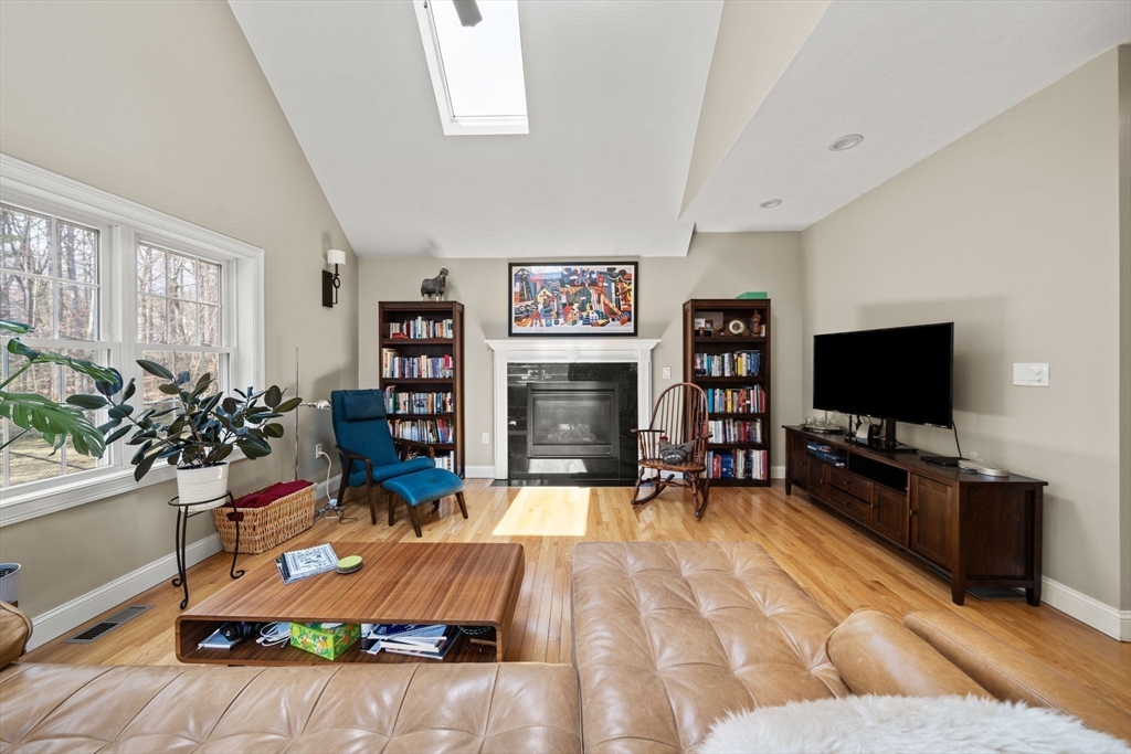 697 Salisbury Street Worcester, MA 01609 - Photo 12 of 35