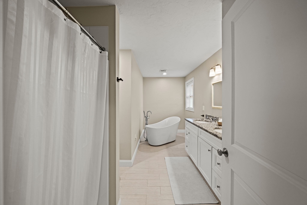 697 Salisbury Street Worcester, MA 01609 - Photo 20 of 35