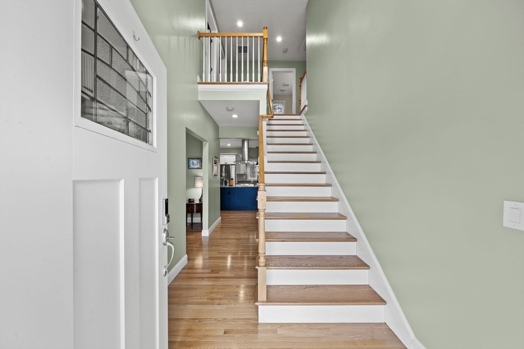 697 Salisbury Street Worcester, MA 01609 - Photo 4 of 35