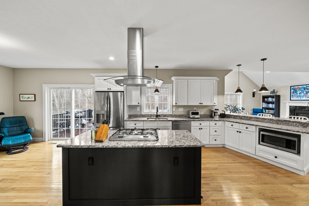 697 Salisbury Street Worcester, MA 01609 - Photo 5 of 35